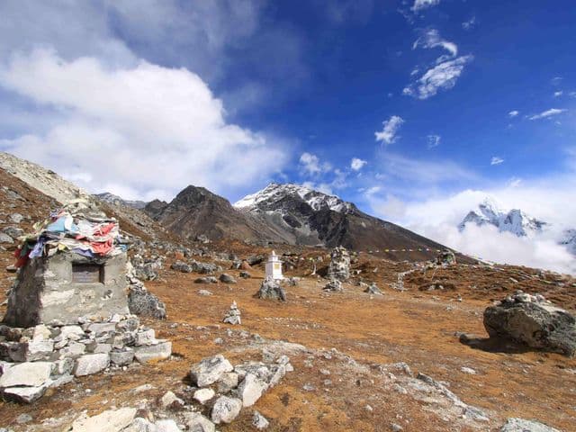 Gedenksteine für am Mt. Everest tödlich Verunglückte am Thokla Pass by Superikonoskop